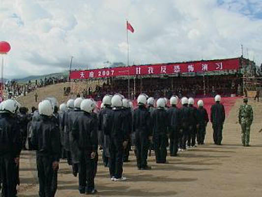 Antiterreur oefening in Kardze (Ganzi) in Sichuan (het Tibetaanse gebied Kham) in 2007. ICT Antiterreurrapport