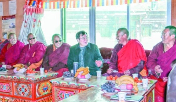 Kardze Partij Secretary Hu Changsheng op bezoek in Larung Gar klooster in 2015. (Afbeelding uit Chinese staatsmedia) ICT Antiterreurrapport