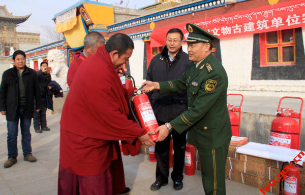 Monniken in een Tibetaans gebied van Qinghai, Malho, ontvangen brandblussers als onderdeel van een nieuwe campagne om zelfverbrandingen in Tibetaanse kloosters tegen te gaan. (Afbeelding uit de staatsmedia) ICT Antiterreurrapport