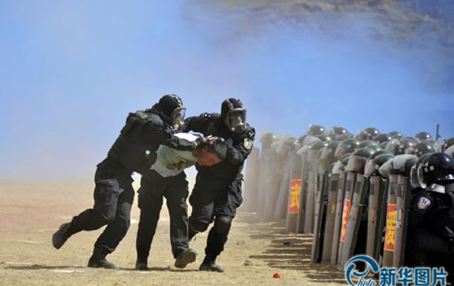 Politietechnieken voor het omgaan met demonstranten tijdens de Kardze antiterreur militaire oefening in mei 2014. (Afbeelding uit de Chinese staatsmedia) ICT Antiterreurrapport