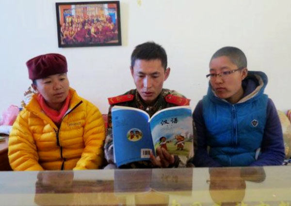 Publieke Veiligheid Grensverdegingskorps Afdelingsofficier in Shigatse, Tibetaanse Autonome Regio, discussieert met Tibetaanse Boeddhistische non over wetenschappelijke kennis en culturele opvoeding. (Afbeelding van de Chinese staatsmedia) ICT Antiterreurrapport