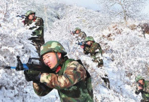 Gewapende politiekorps van Sichuan tijdens gevechtsoefeningen op het Afbeelding uit de Chinese staatsmedia. (Voorpagina van de staatsmedia Aba Daily, op 25 januari 2016) ICT Antiterreurrapport