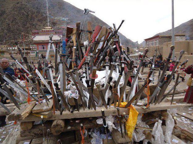 Tibetans have been at pains to demonstrate clearly their adherence to the Dalai Lamas emphasis on non-violence. This image, from Dzamthang (Chinese: Rangtang), Ngaba in eastern Tibet, shows knives that have been handed in to a central public area to be destroyed as a symbolic demonstration of this intent.