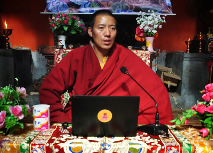 Khenpo Karma geeft onderricht.