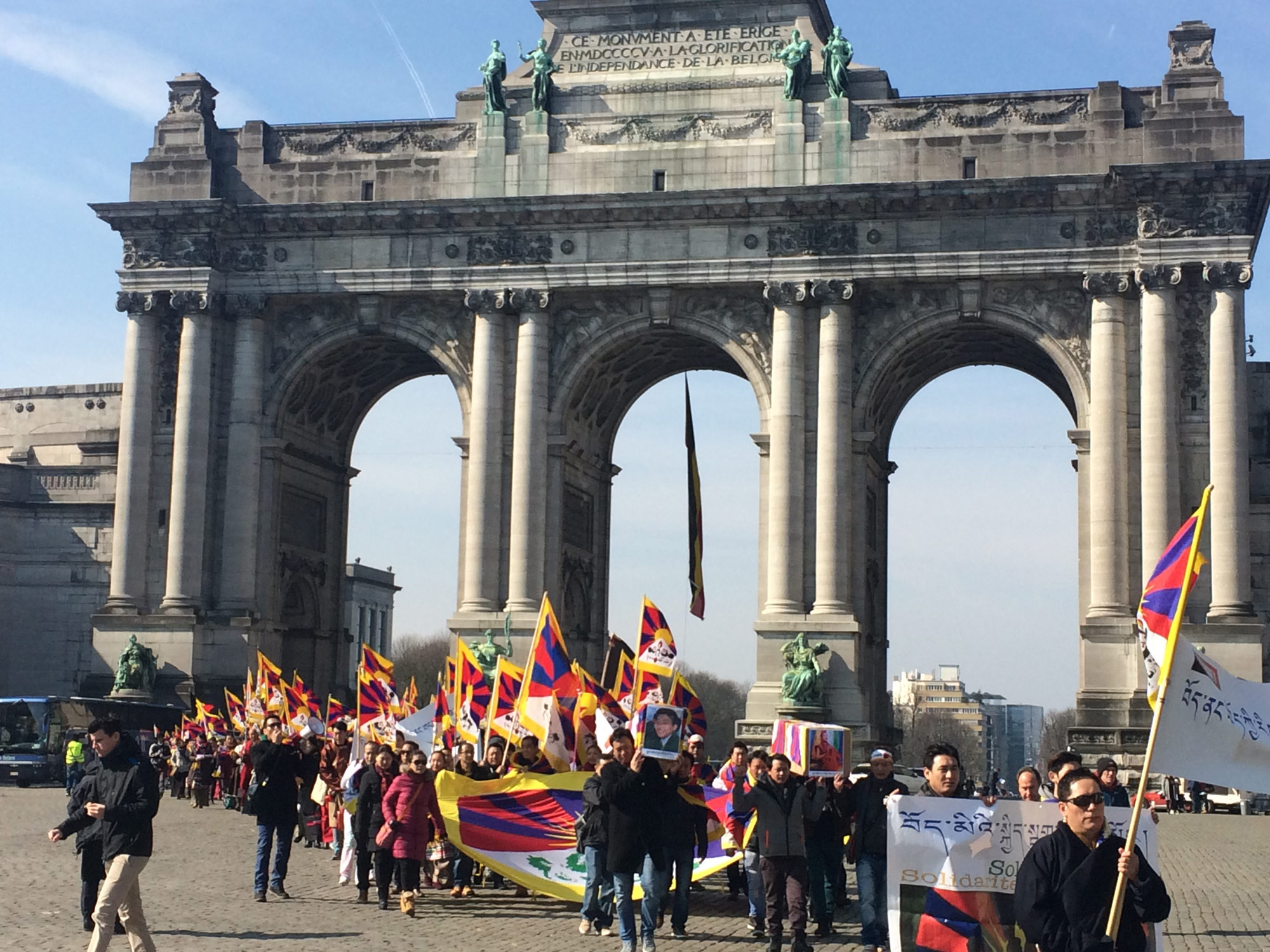 Brussel Tibetanen en supporters marcheren bij de Arc du Cinquantenaire in Brussels.