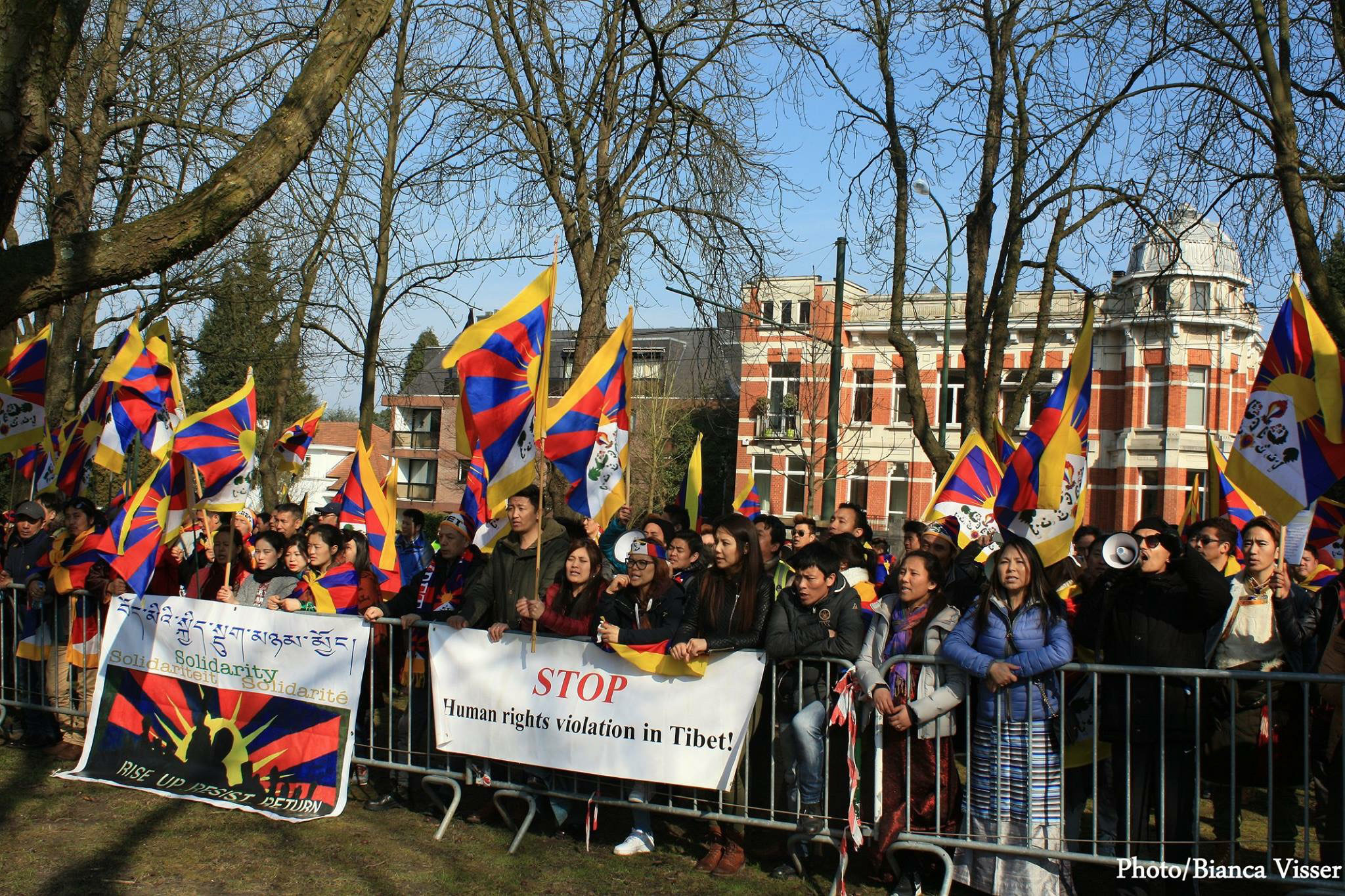 Brussel Tibetaanse vlaggen bij de Chinese ambassade in Brussels.