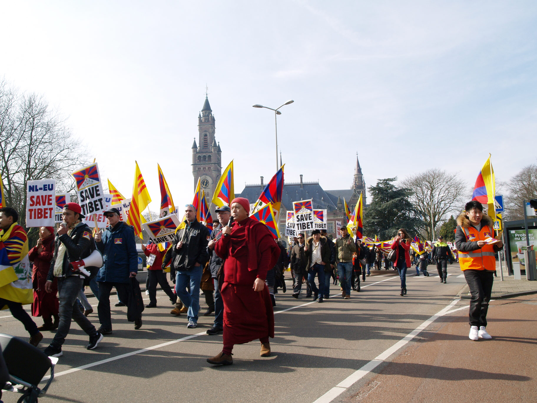 Amsterdam Demonstraten voor het Vredespaleis in den Haag.