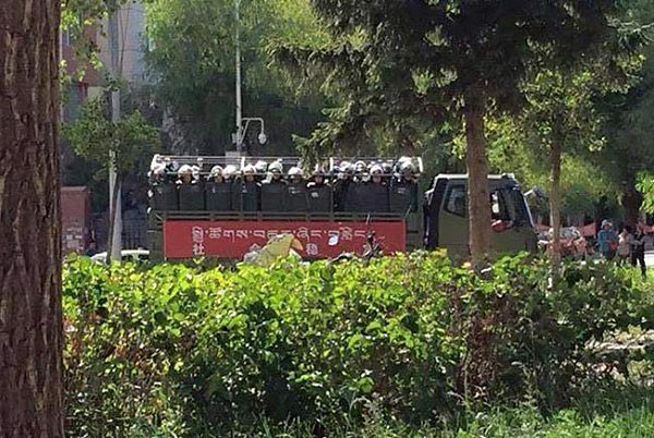 Troepen in de straten van Rebkong (Tongren) in Qinghai in juli 2015. ICT Antiterreurrapport