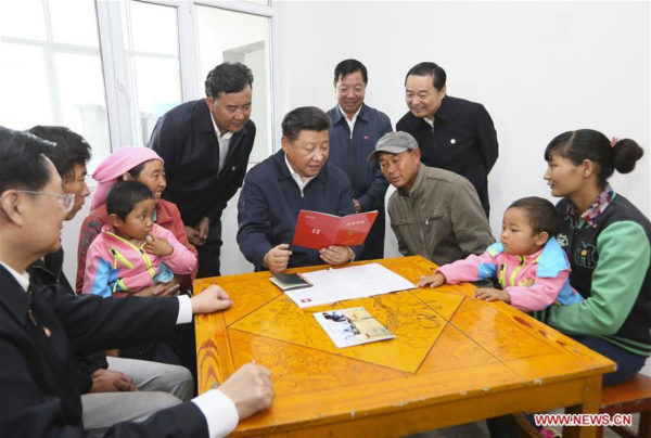 Papa Xi met dorpelingen in Qinghai