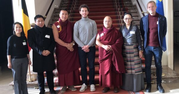 Belgisch parlementslid Samuel Cogolati met bezoek aan Tibetaanse parlementariërs en ICT-medewerkers Vincent Metten en Tibet Bureau-medewerker Rigzin Genkhang.