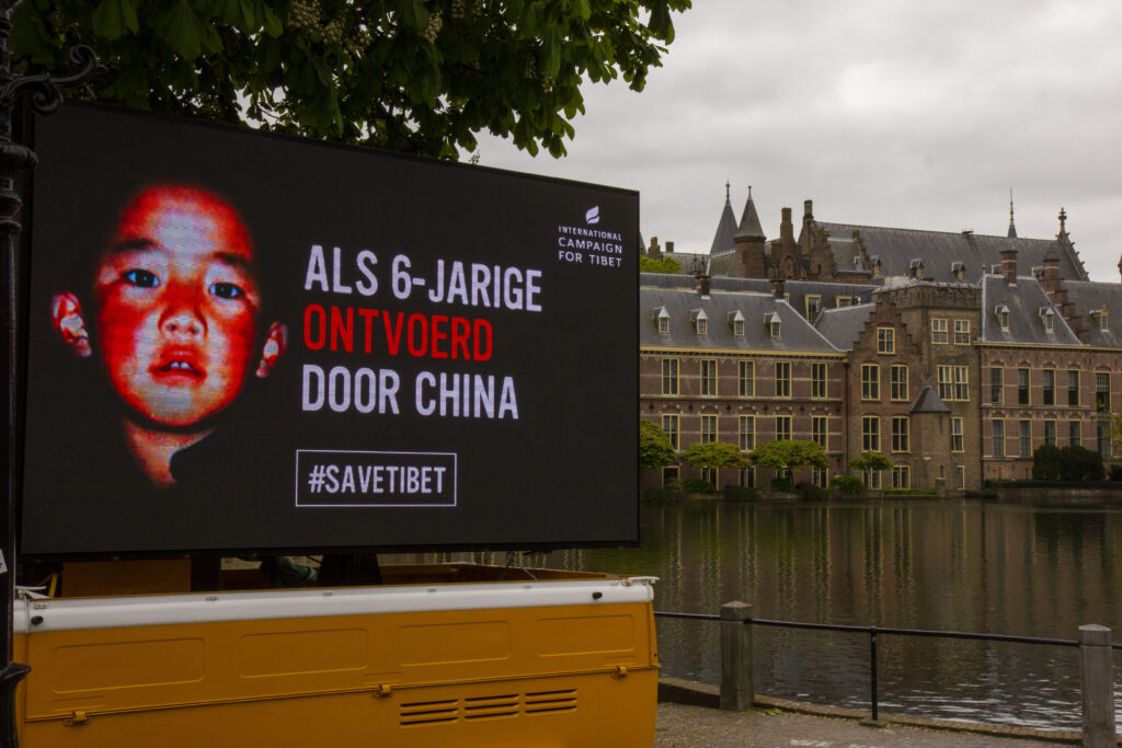 Banner: 'Als 6-jarige ontvoerd door China' voor de Hofvijver 2