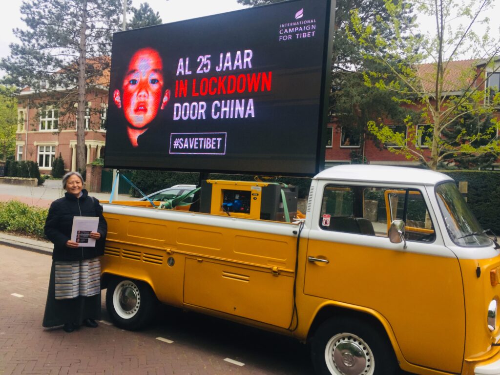 Banner: 'Al 25 jaar in lockdown door China' voor de Chinese ambassade in Den Haag