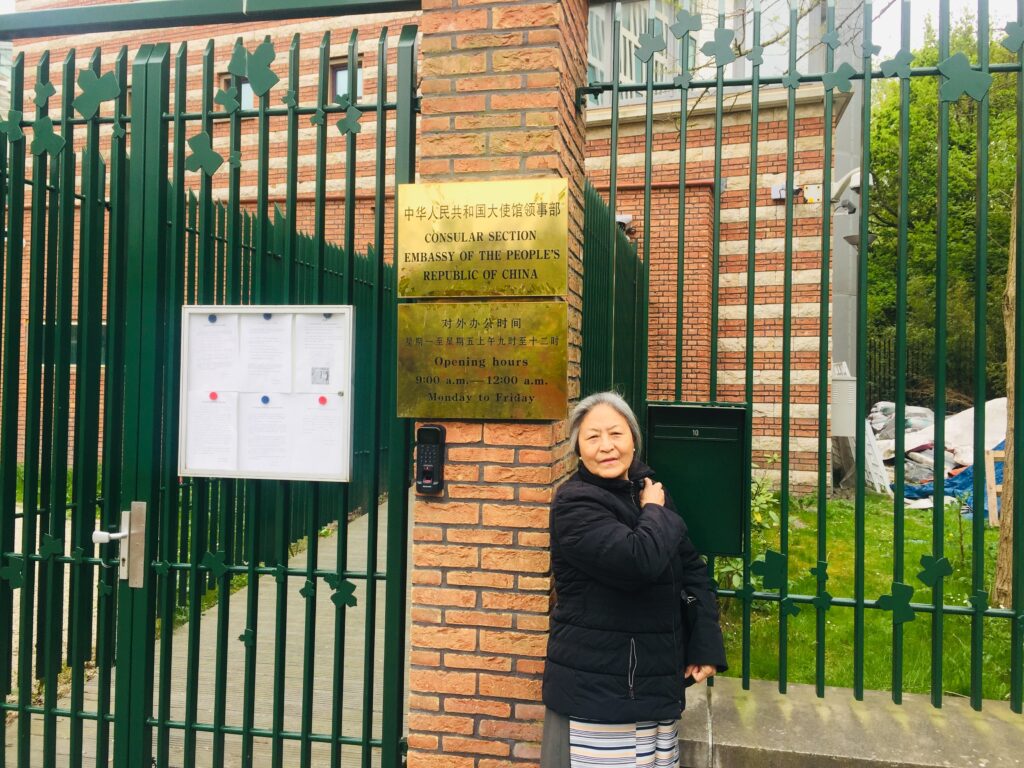 Tsering Jampa levert een brief af voor Xi Jinping, voor de Chinese ambassade in Den Haag