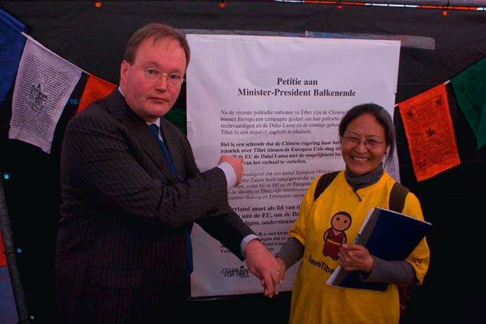 Hans van Baalen (VVD) en Tsering Jampa voor petitie gericht aan minister-president Balkenende tijdens het Ticket for Tibet festival op 20 april 2008, Amsterdam.