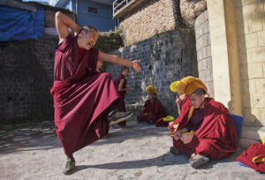 Een verbannen Tibetaanse monnik maakt een punt tijdens een dialectisch debat met een andere monnik in het Kirti-klooster in Dharmsala