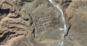 Satellietfoto van januari 2015 van het Atsoklooster voor de sloop: Google Earth (35°40'53″N 100°13'11″E)