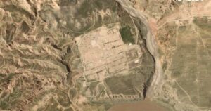 Satellietbeeld van juli 2024 van het vrijgemaakte land na de vernietiging van het Atsoklooster