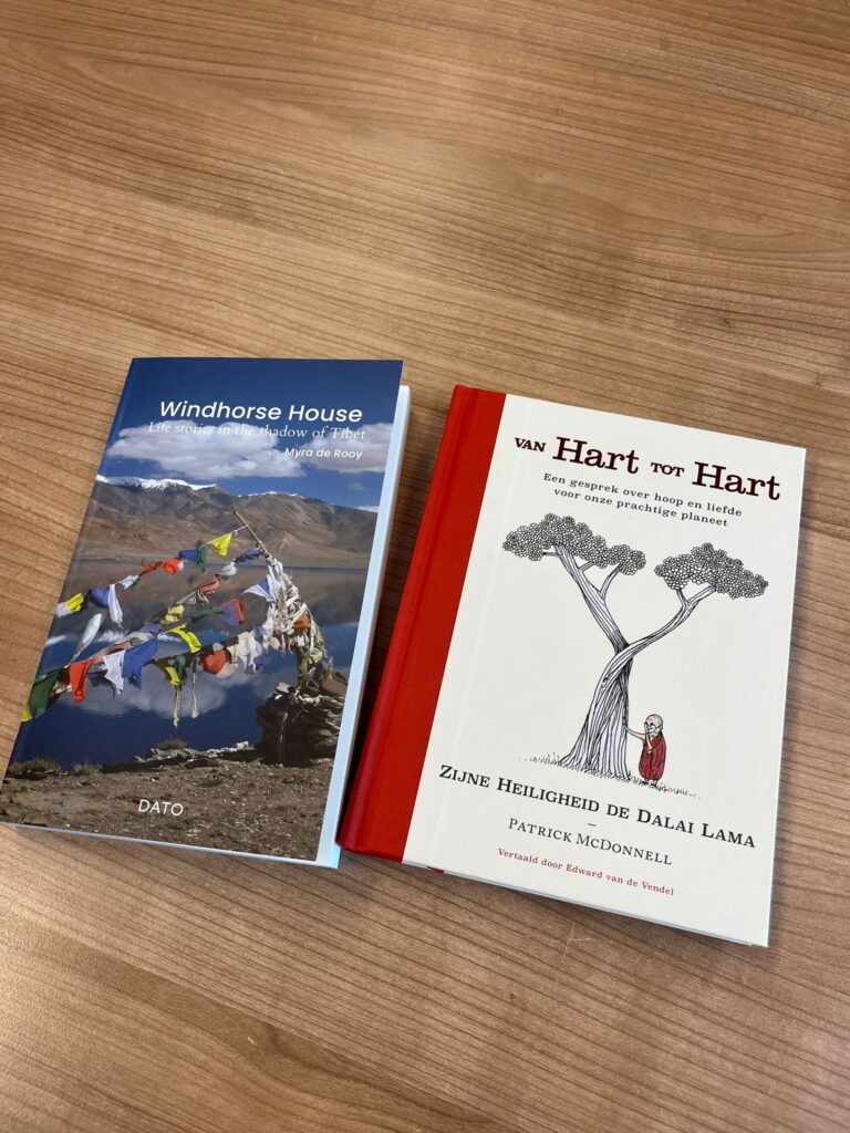 De twee boeken|Achterkant van het boek Windhorse House