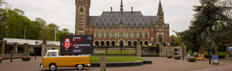 |Banner: 'Al 25 jaar in lockdown door China' voor het Vredespaleis in Den Haag|Banner: 'Al 25 jaar in lockdown door China' voor de Hofvijver|Banner: 'Als 6-jarige ontvoerd door China' voor de Hofvijver 2||Banner: 'China: Laat de Panchen Lama NU vrij!' voor de Hofvijver in Den Haag 5|Banner: 'China: Laat de Panchen Lama NU vrij!' voor de Chinese ambassade in Den Haag