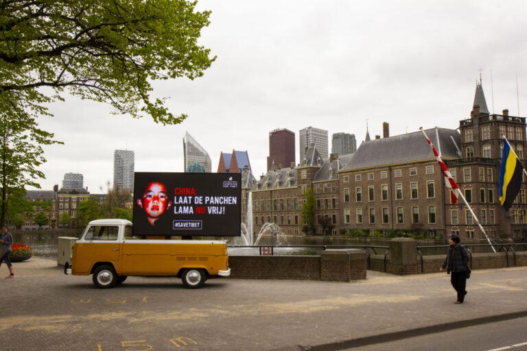 Banner: 'China: Laat de Panchen Lama NU vrij!' voor de Hofvijver in Den Haag 3