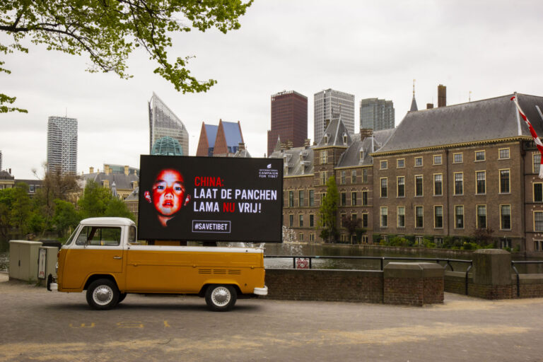 Banner: 'China: Laat de Panchen Lama NU vrij!' voor de Hofvijver in Den Haag 5