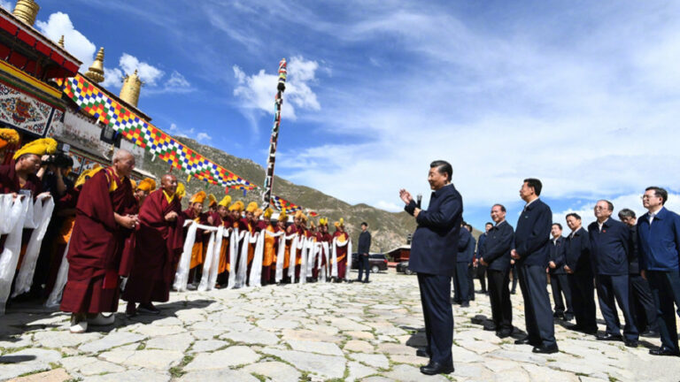 |De Chinese president Xi Jinping zwaait tijdens een bezoek aan een openbaar plein onder het Potala paleis in Lhasa in de Tibetaanse autonome regio in het westen van China.|De Chinese president Xi Jinping bezoekt dinsdag een Tibetaanse boeddhistische tempel in Xining